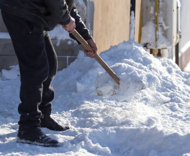 İşçi kar küreği temizler