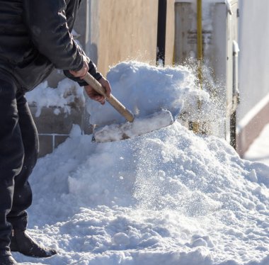 İşçi kar küreği temizler