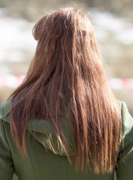 Menina com cabelo longo em uma jaqueta na natureza — Fotografia de Stock