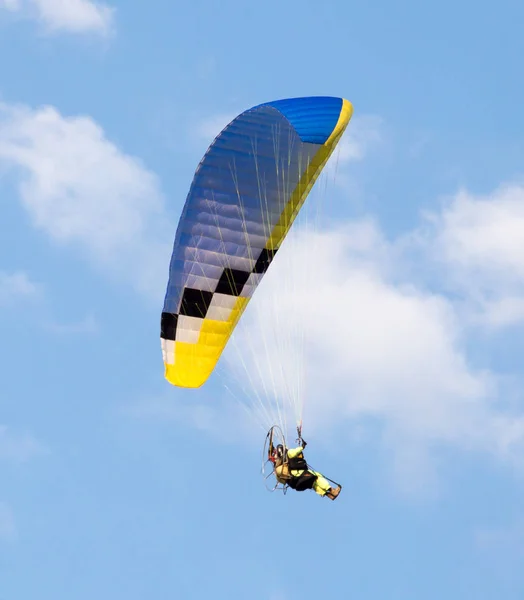 Paraquedas esporte extremo no céu — Fotografia de Stock