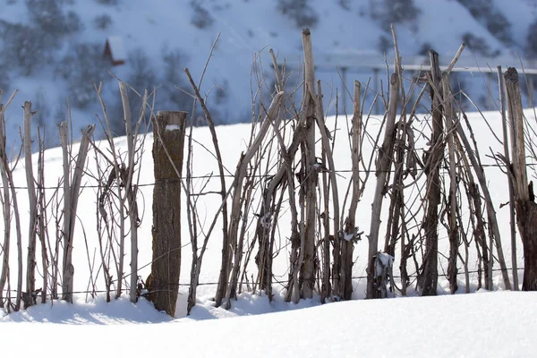 Holzzaun im Schnee im Winter — Stockfoto