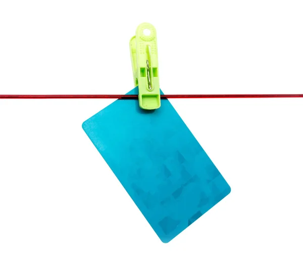 Cartão de plástico em uma corda em um fundo branco — Fotografia de Stock