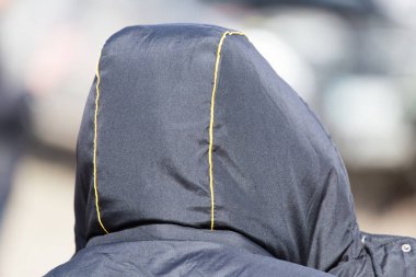 Bir adam bir kaputa ceketle