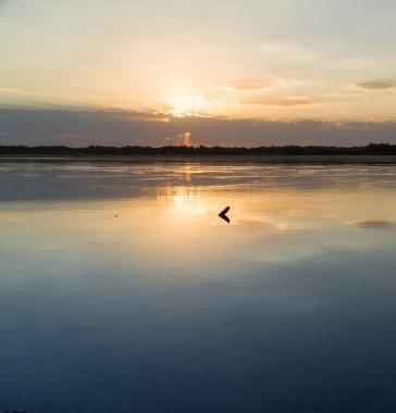 Sunset bulvarında bir zemin olarak göl