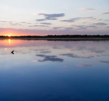 Sunset bulvarında bir zemin olarak göl