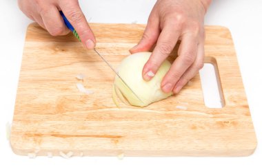 beyaz zemin üzerinde bir gemide Cook soğan kesmek