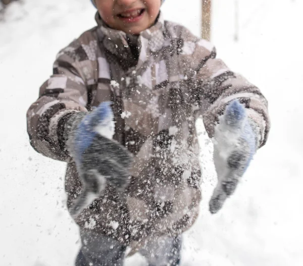 Garçon jouer avec la neige en hiver — Photo