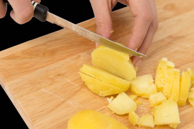 siyah bir zemin üzerine kurulu haşlanmış patates