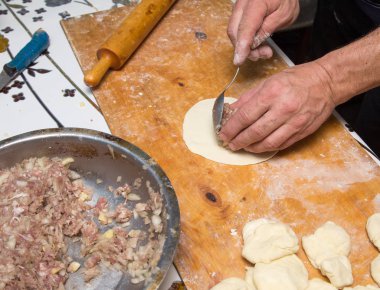 adam evde köfte hazırlar