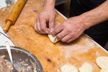 adam evde köfte hazırlar