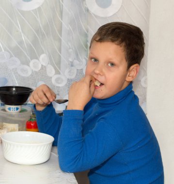 Çocuk çorba yiyor