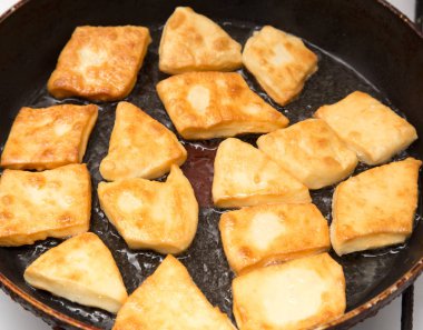 bir tavada kızarmış çörek