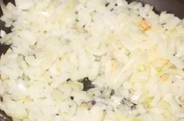 Soğan tavada kızarır.