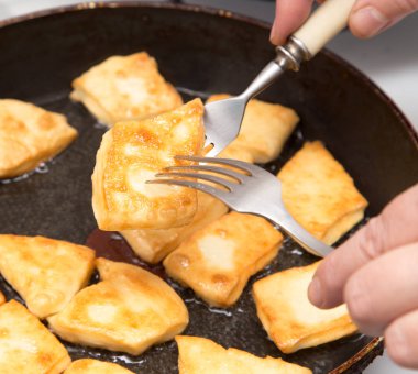 bir tavada kızarmış çörek