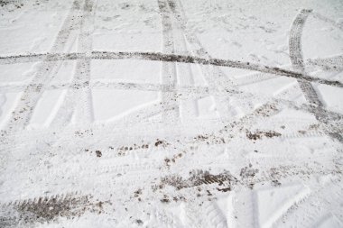 Kışın yolda araba izleri