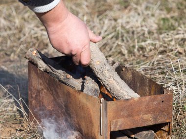 Odun ızgarada yanıyor.