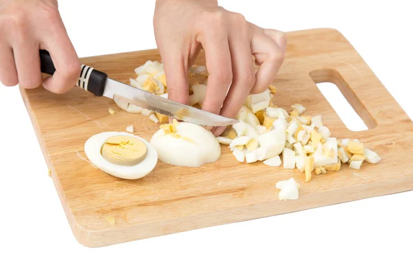 Cozinhe ovos na tábua de corte em um fundo branco — Fotografia de Stock