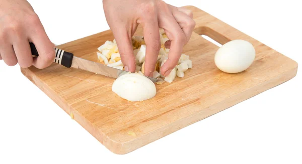 Cuocere le uova sul tagliere su sfondo bianco — Foto Stock