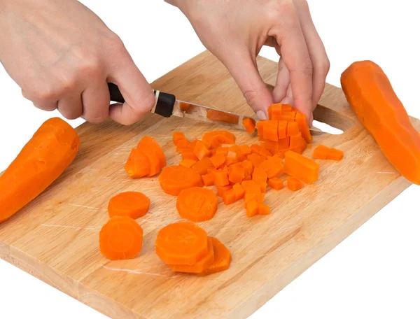 Повар режет морковь на белом фоне — стоковое фото