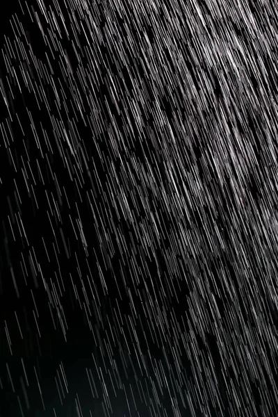 Regen auf schwarzem Hintergrund — Stockfoto