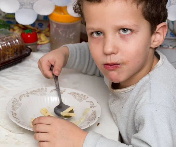 Junge isst Spaghetti — Stockfoto