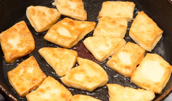 Rosquillas fritas en una sartén —  Fotos de Stock