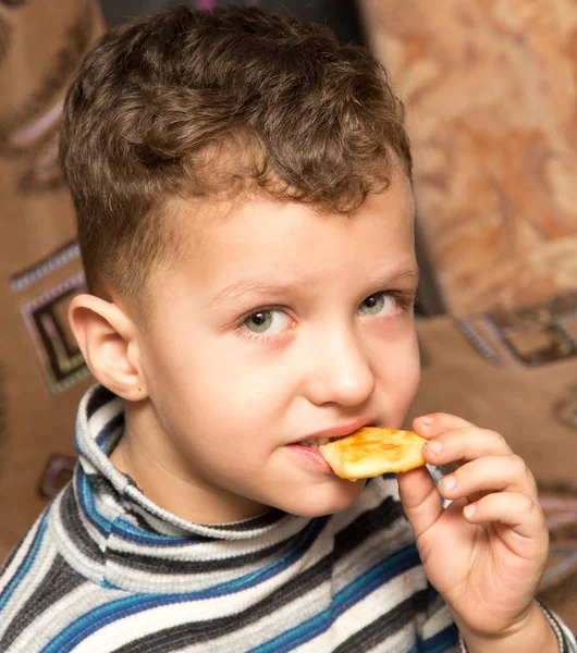 Pojke äter en munk — Stockfoto