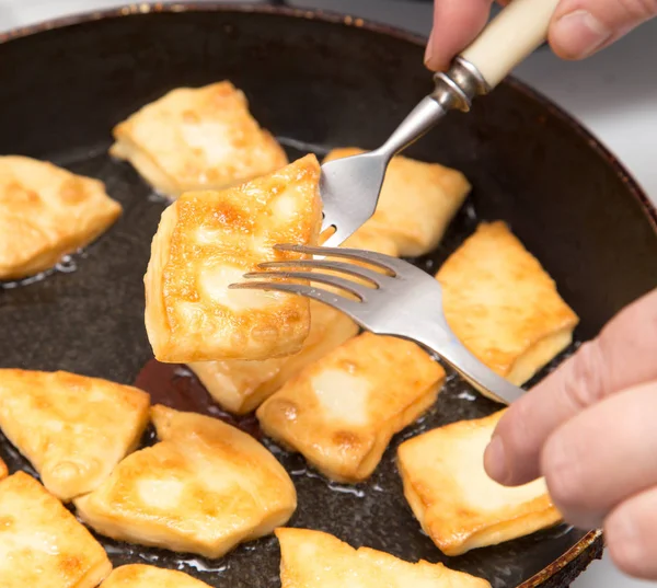 Bir tavada kızarmış çörek — Stok fotoğraf