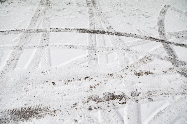 Spuren von Autos auf der Straße im Winter — Stockfoto