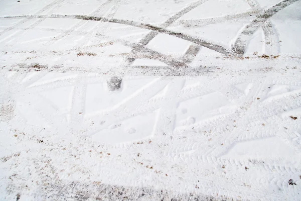 Traces of cars on the road in winter — Stock Photo, Image