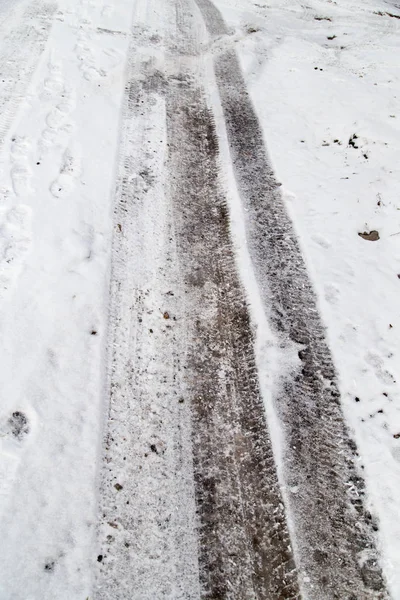 Traces de voitures sur la route en hiver — Photo