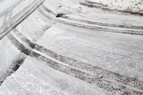 冬天路上有汽车的痕迹 — 图库照片