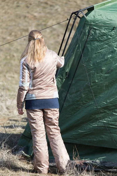 Meisje zet een tent op de natuur — Stockfoto