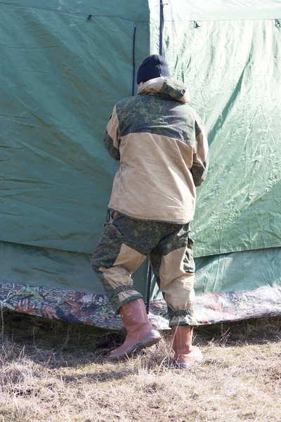 Mann stellt ein Zelt in die Natur — Stockfoto