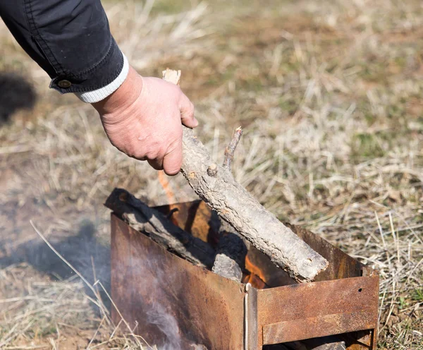 V grilu hoří dřevo. — Stock fotografie