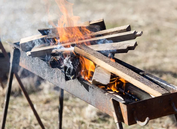 Le bois de chauffage brûle dans le gril — Photo