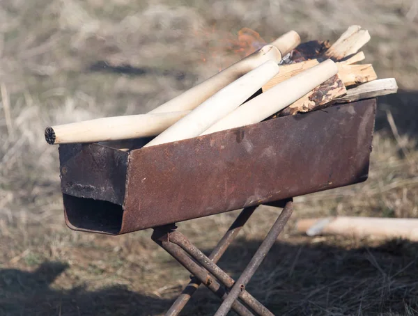 Le bois de chauffage brûle dans le gril — Photo