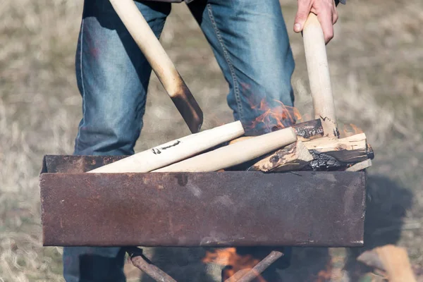 Brandhout brandt in de grill. — Stockfoto