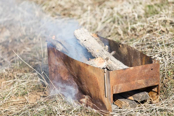 V grilu hoří dřevo. — Stock fotografie