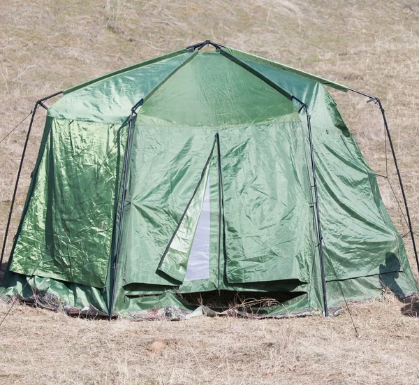 Doğada yeşil çadır — Stok fotoğraf