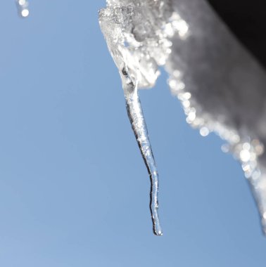 Buz sarkıtları evin tepesinden