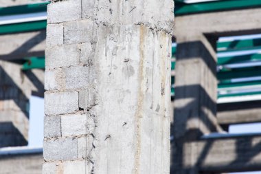 arka plan olarak yeni inşa edilmiş bir ev tuğla