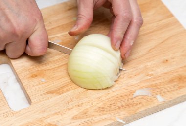 Cook soğan doğranmış tahta