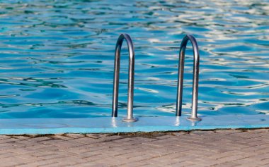 açık havuz mavi su