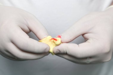 Doktor plastik protez diş hekimliği yapıyor