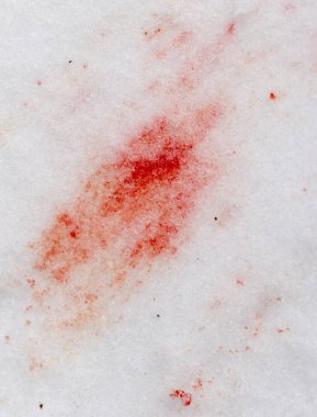 kar üzerinde kırmızı kan