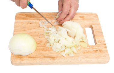 beyaz zemin üzerinde bir gemide Cook soğan kesmek