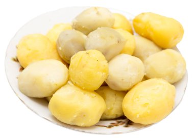 Beyaz arka planda haşlanmış patates.