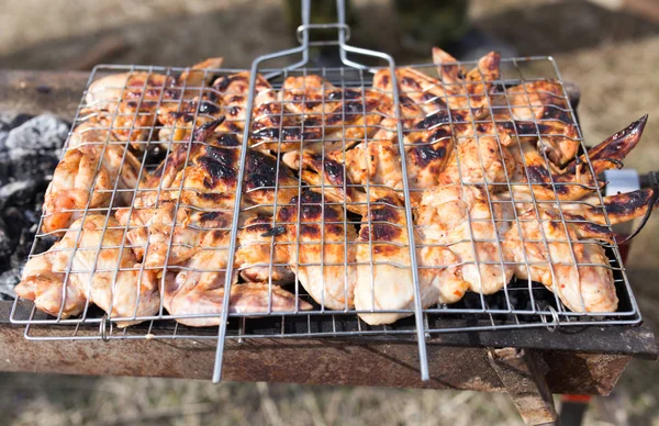 Kött på grillen i fria luften — Stockfoto