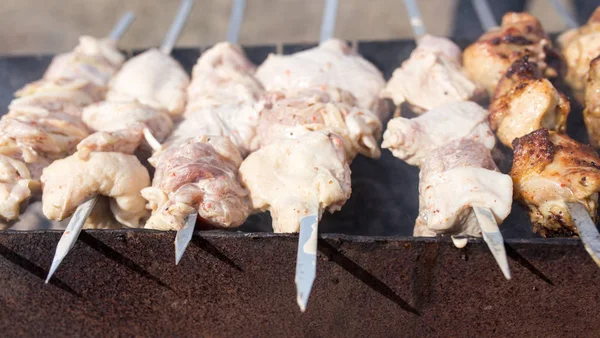 Vlees op de grill in de open lucht — Stockfoto